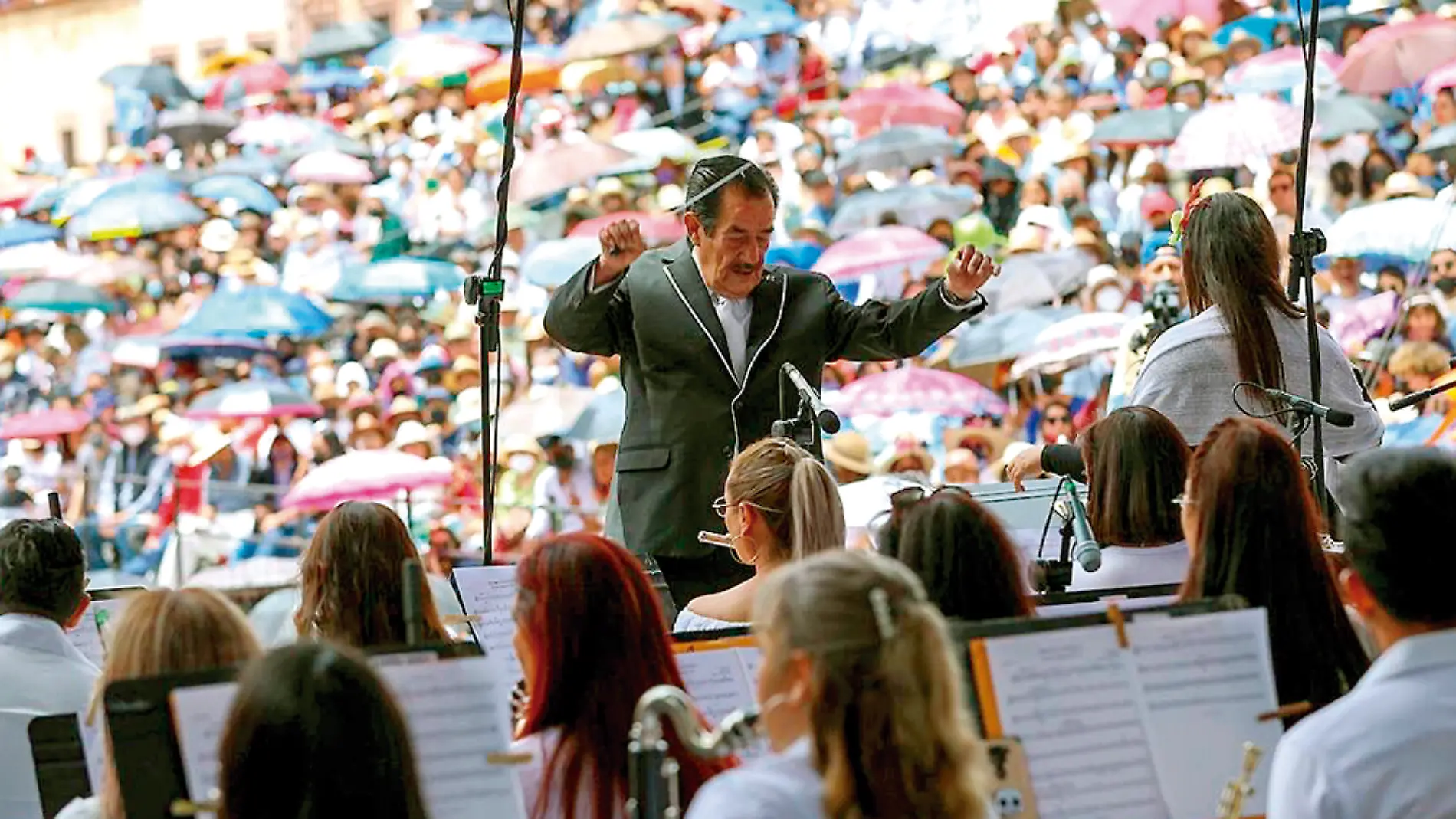 Salvador García y Ortega dirigendo la Banda Sinfónica de Zacatecas